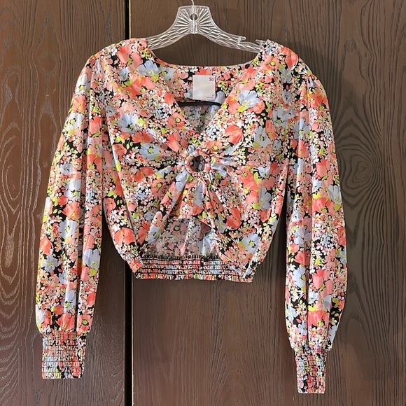 SO Tops - SO floral cropped top. Long sleeves. Gathered to a ring in the middle. Size S